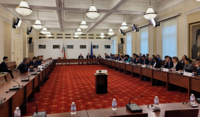 Народни представители от 10 парламентарни комисии провеждат среща с ръководителката