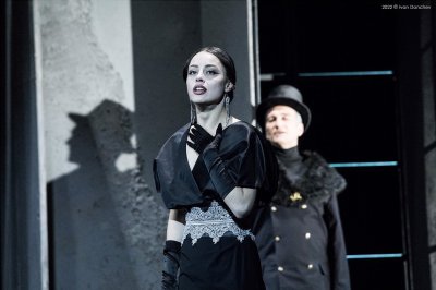 Дамата с камелиите  на Варненския театър гостува на 14 ноември на Народния театър  Сценичната версия