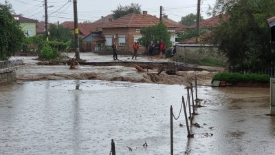 Вълна след вълна проблеми се стоварват върху пострадалите от наводнението