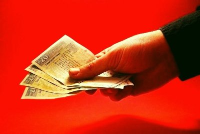 Полицията в Бургас търси собственика на крупна сума пари, намерена в центъра на града