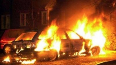 Полицията издирва мъж подпалил автомобил в Хасково съобщават от МВР  В