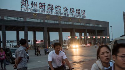 Насилие в най-големия завод за айфони в Китай