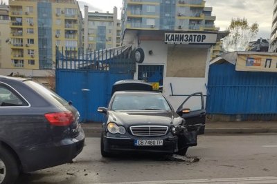Четири коли се удариха на булевард в София