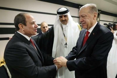 Турският президент Реджеп Тайип Ердоган се ръкува днес с египетския