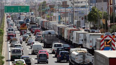 В Атина забраняват товарене и разтоварване на камиони през деня