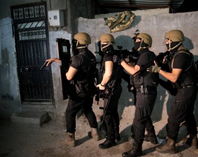 Екипи на турската полиция арестуваха днес 138 души при мащабна антинаркотична акция