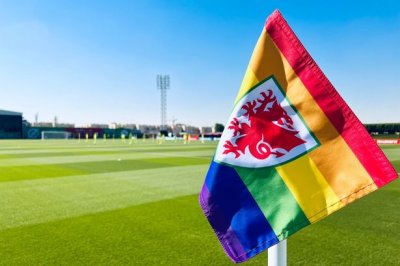 Флагчета с цветовете на дъгата на тренировка на Уелс
