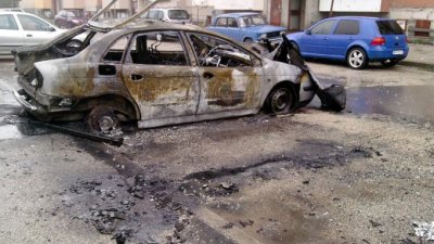 Две коли бяха подпалени през изминалата нощ в столичния квартал