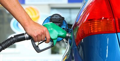 Собствениците на бензиностанции са предпазливи в коментарите си дали отстъпката