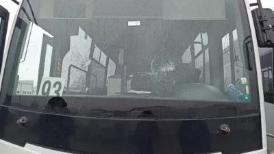 50 годишен чужденец изпочупи стъклата на два автобуса от градския