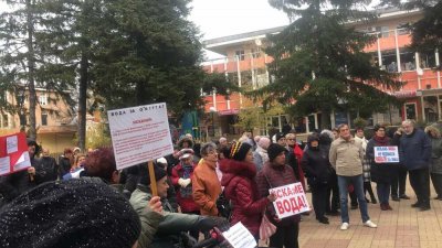 Без вода: Жители на Омуртаг блокираха пътя София - Варна