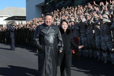 Лидерът на Северна Корея Ким Чен Ун показа дъщеря си за втори