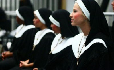 Мъж обра монахини, докато се молят (ПОДРОБНОСТИ)