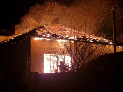 Гори къща в град Крън Няма данни за пострадали хора Пламъците