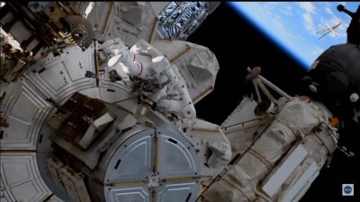 Астронавти слагат слънчеви батерии в космоса (ВИДЕО)