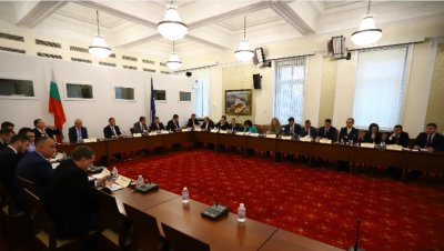 Комисията по енергетика прие забрана на износа от България на петролни продукти с произход от Русия