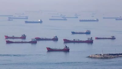 Около две дузини танкери са заседнали в турски териториални води