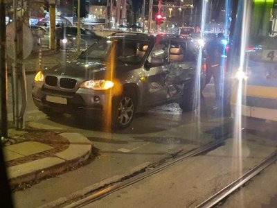 Джип марка БМВ се блъсна в трамвай на кръстовището между