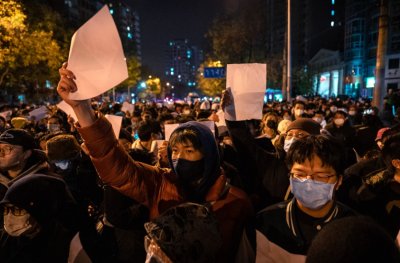 Китай смечкава ограниченията след протестите, но не съвсем