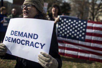 Демокрацията отстъпва на авторитаризма