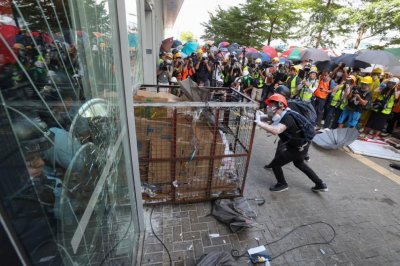 Бунтарите в Хонконг блокират пътя към международното летище