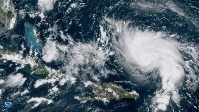 Ураганът Дориан бърза към Бахамите с 240 км/ч 