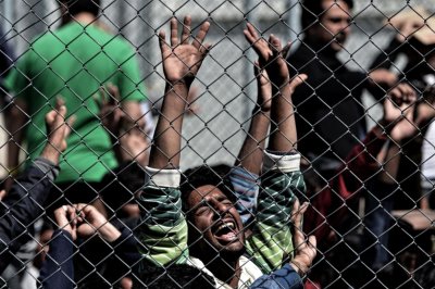 Гърция мести стотици мигранти