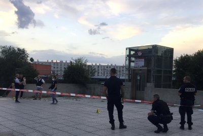 Кошмарна вечер във Франция - един убит и девет ранени при нападение край Лион 