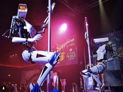 Роботи ще танцуват на пилон във френски бар