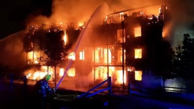 Огромен пожар захапа жилищен блок в Лондон