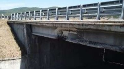 Бетон от мост на АМ "Тракия" падна върху автомобил 