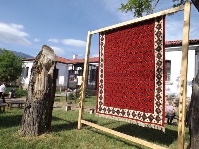 Филм представя изработката на автентичен чипровски килим
