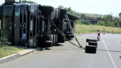 Обърнат тир затруднивя движението между Правец и Ябланица