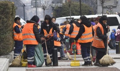 Улиците в София се метат предимно на ръка, а не