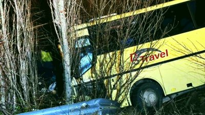 От хасковската болница изписват по леко пострадалите при снощната автобусна катастрофа