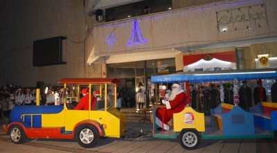 Детска радост: Дядо Коледа „кацна“ в Разград с… влакче