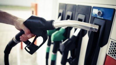 Депутатите наложиха данък върху свръхпечалбите при горивата