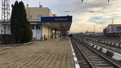 Шестима нелегални мигранти са свалени от влаковата композиция Бургас София Началник влакът