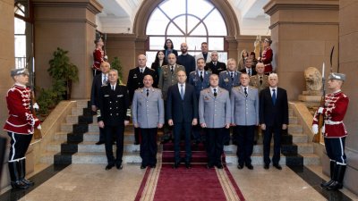 На тържествена церемония държавният глава Румен Радев удостои български военнослужещи