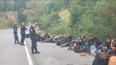 70 мигранти са  задържани тази нощ на паркинг на автомагистрала