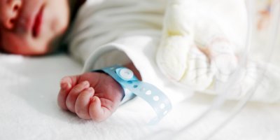 Новозеландските власти поеха временно попечителството над бебе чиито родители блокираха