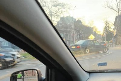 Пиян шофьор е качил колата си върху кръгово в центъра