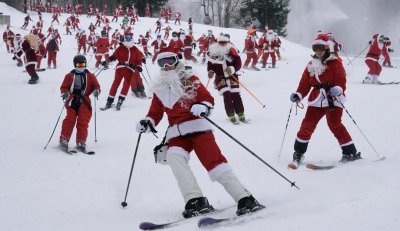 Близо 300 скиори облечени като Дядо Коледа се спуснаха по