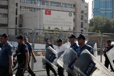 Кола бомба рани осем полицаи в Турция