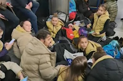 Български деца от клуб по художествена гимнастика са блокирани в