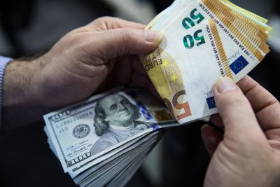 Курсът на еврото днес се покачи рязко над прага от 1 06 долара