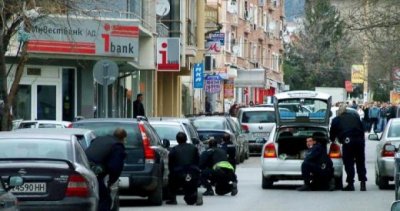 Въоръжен обир на банка в Сливен, взети са заложници (ВИДЕО)