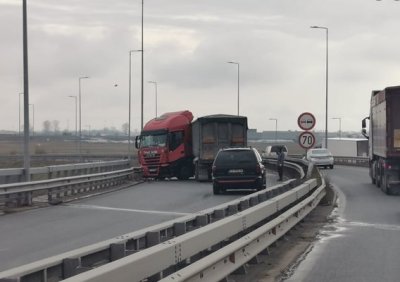 Тир блокира движението между Враца и Мездра Трафикът по Е 79