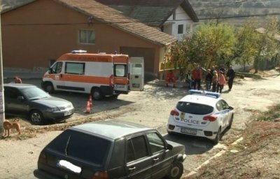 Кола се заби в къща в родопското село Оряховец При