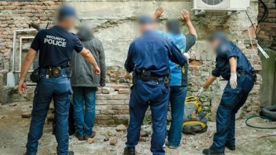Шестима нелегални мигранти са заловени в лек автомобил на Цариградско